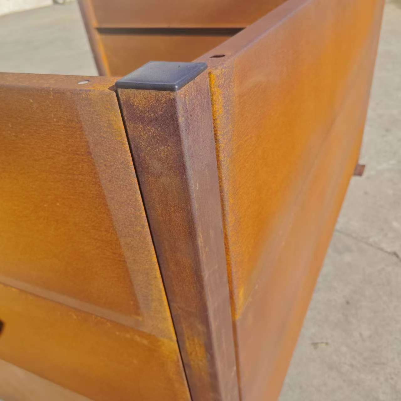 Modularer Gartenzaun aus Metall Rostig