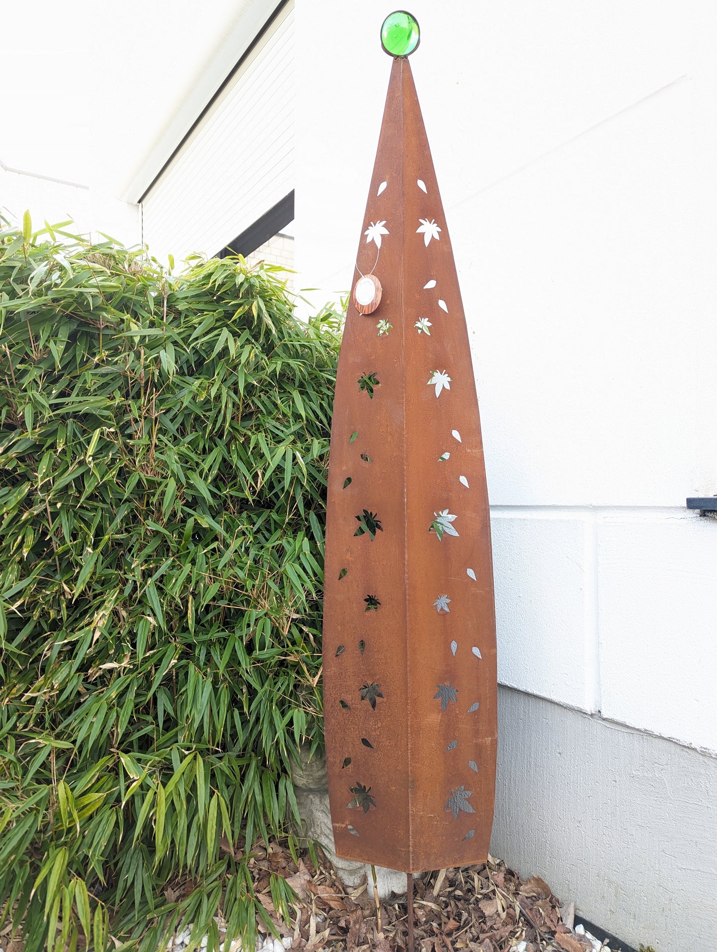 Gartenstecker Skulptur aus Metall, Glaskugel 6cm Grün H150cm