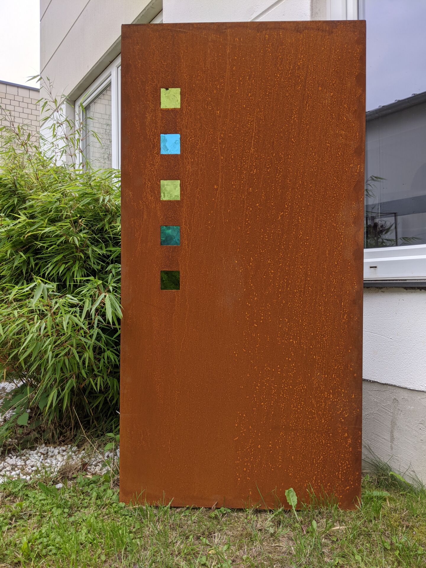 Tuin afscheidingswand met gekleurd glas, roest