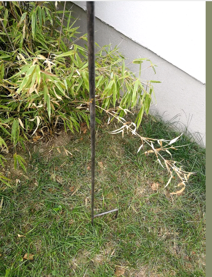 Clavo de jardín de óxido con bola de vidrio decoración de vidrio, rojo, altura: 150 cm