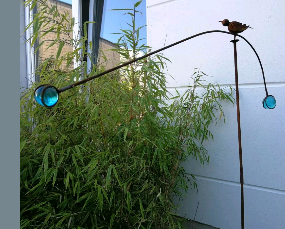 Gartenstecker aus Metall , Rost , mit Glaskugel ,Blau, Höhe: 150 cm