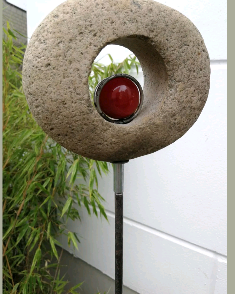 Gartenstecker Rost mit Glaskugel und Stein, Glasdeko