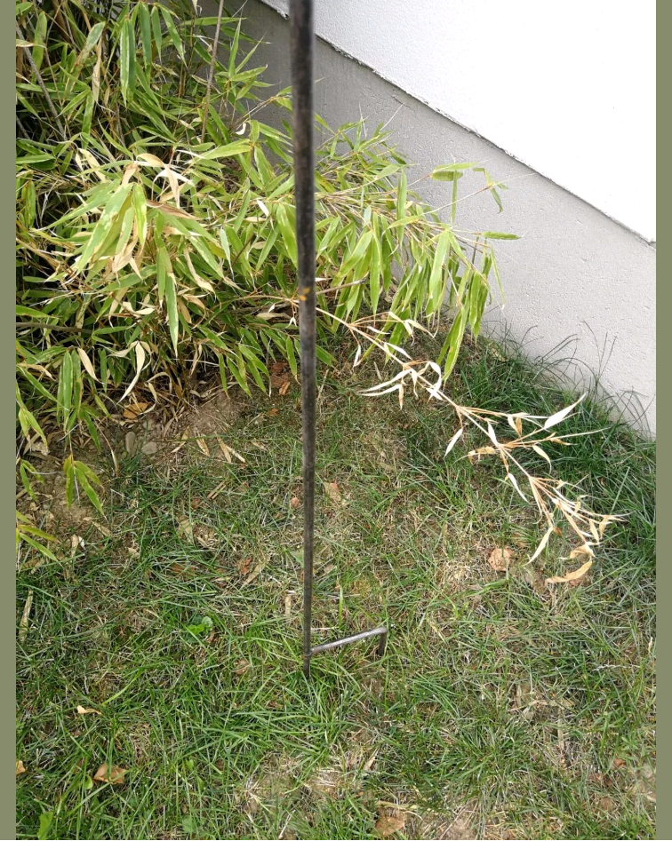 Gartenstecker mit Glaskugel, Naturstein