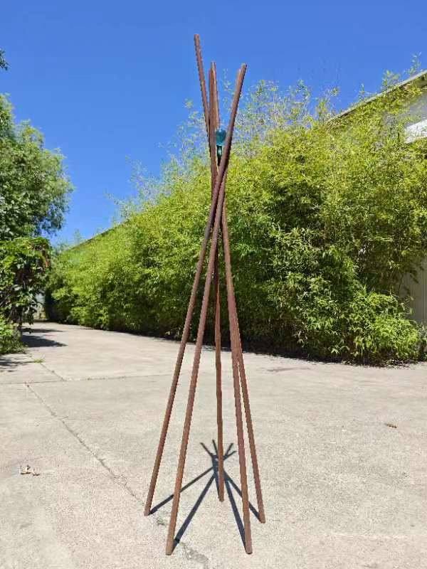Garten rost Gartenstecker mit bluen Glaskugel
