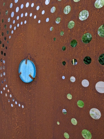 Garten Sichtschutz aus Metall 1mm Rost Gartenzaun Sichtschutzwand mit Glasdeko