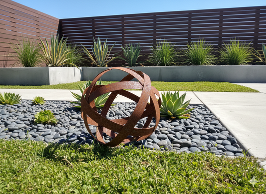 Palla da giardino arrugginita 20 cm in strisce di lamiera di ferro