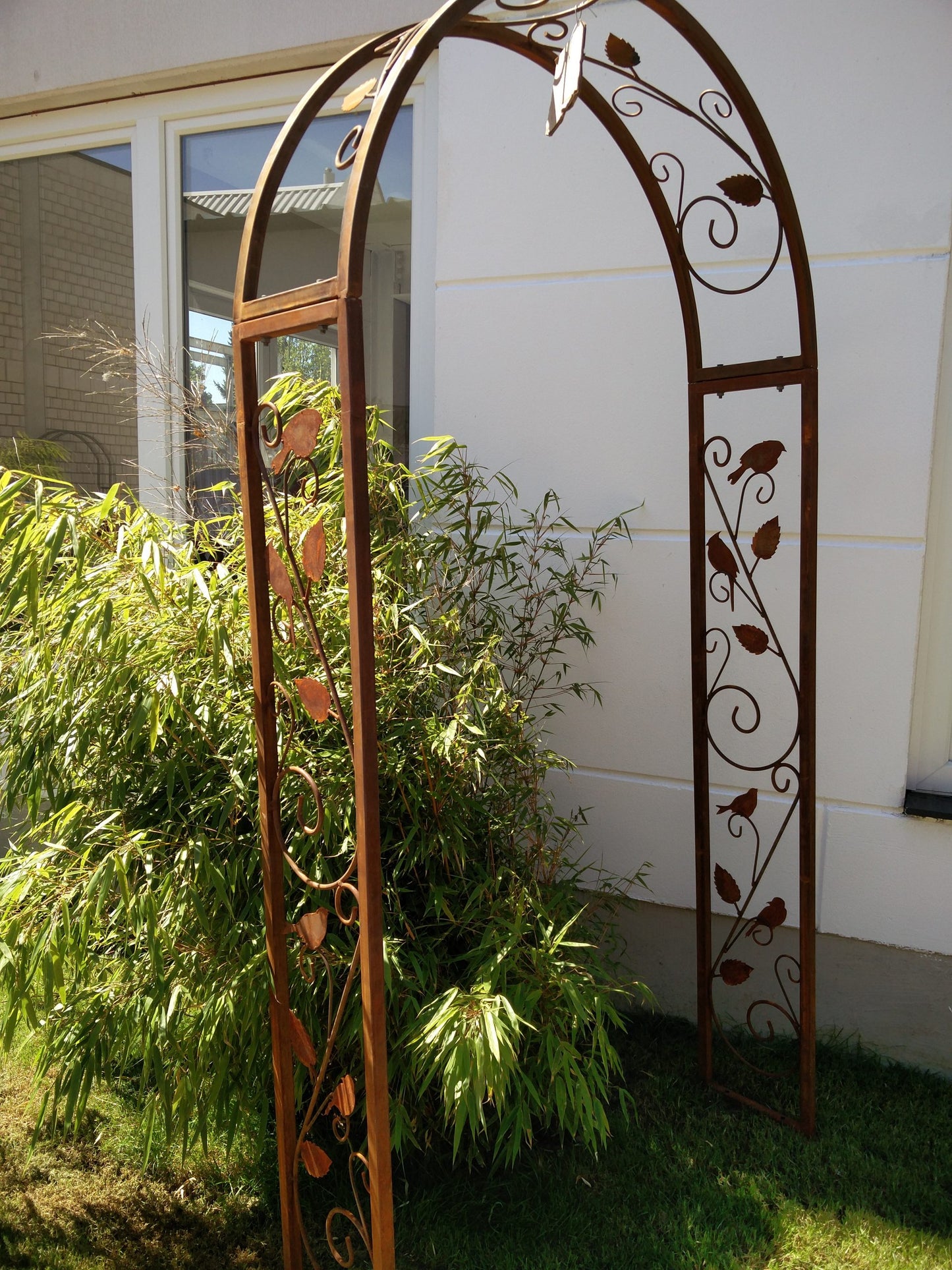 Rose arch made of rust with bird motif 031473-1