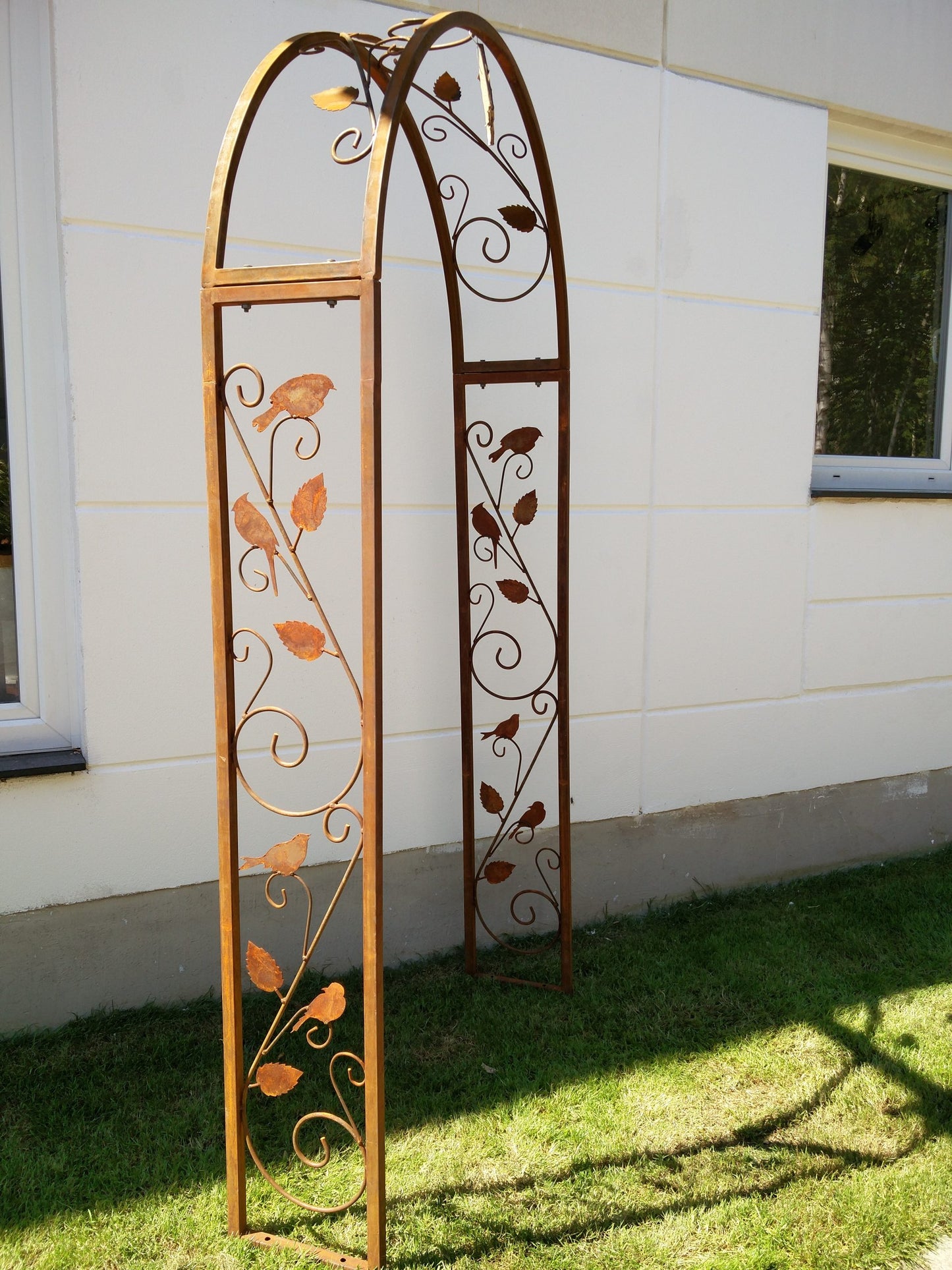 Rose arch made of rust with bird motif 031473-1