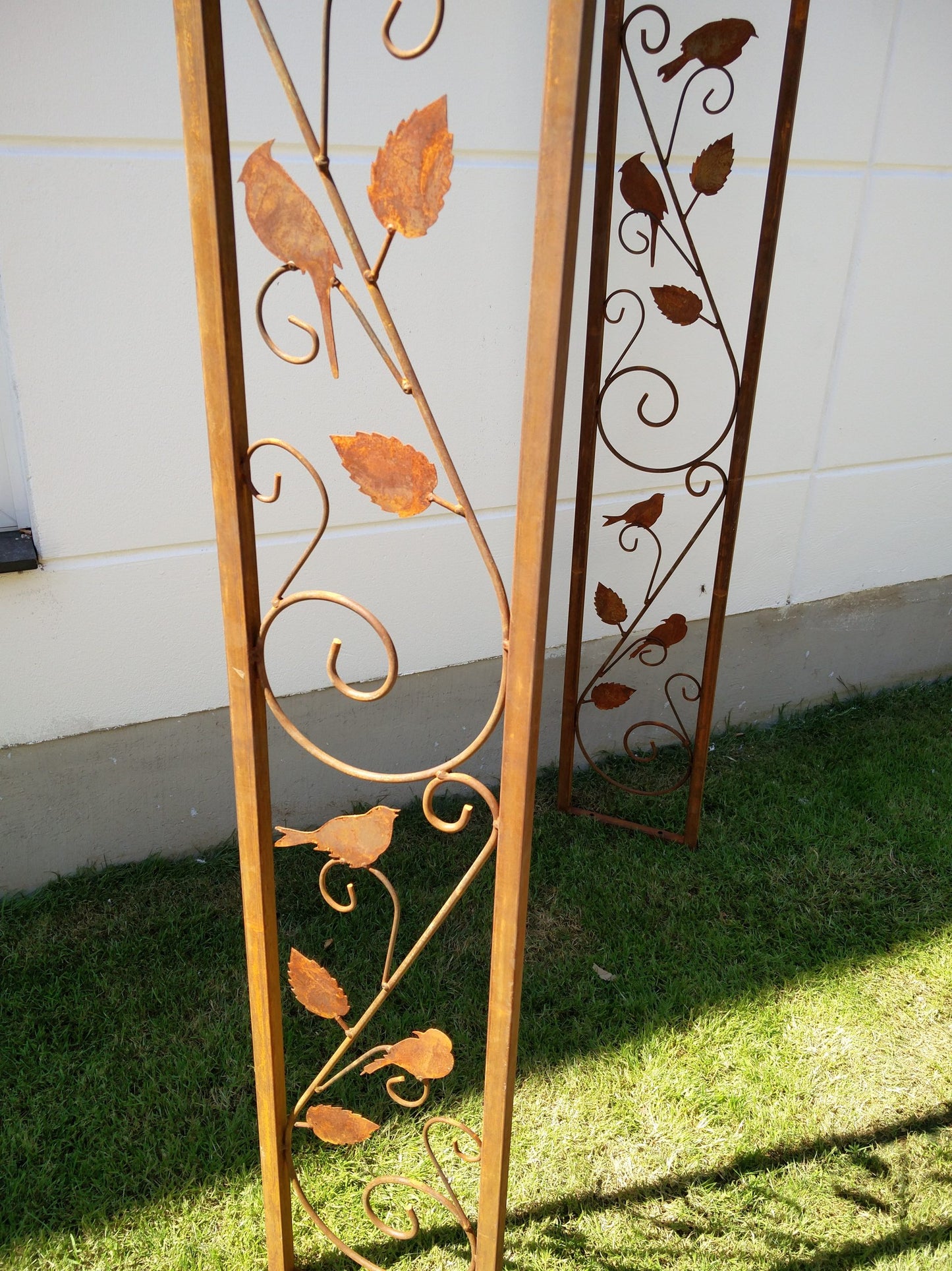 Rose arch made of rust with bird motif 031473-1