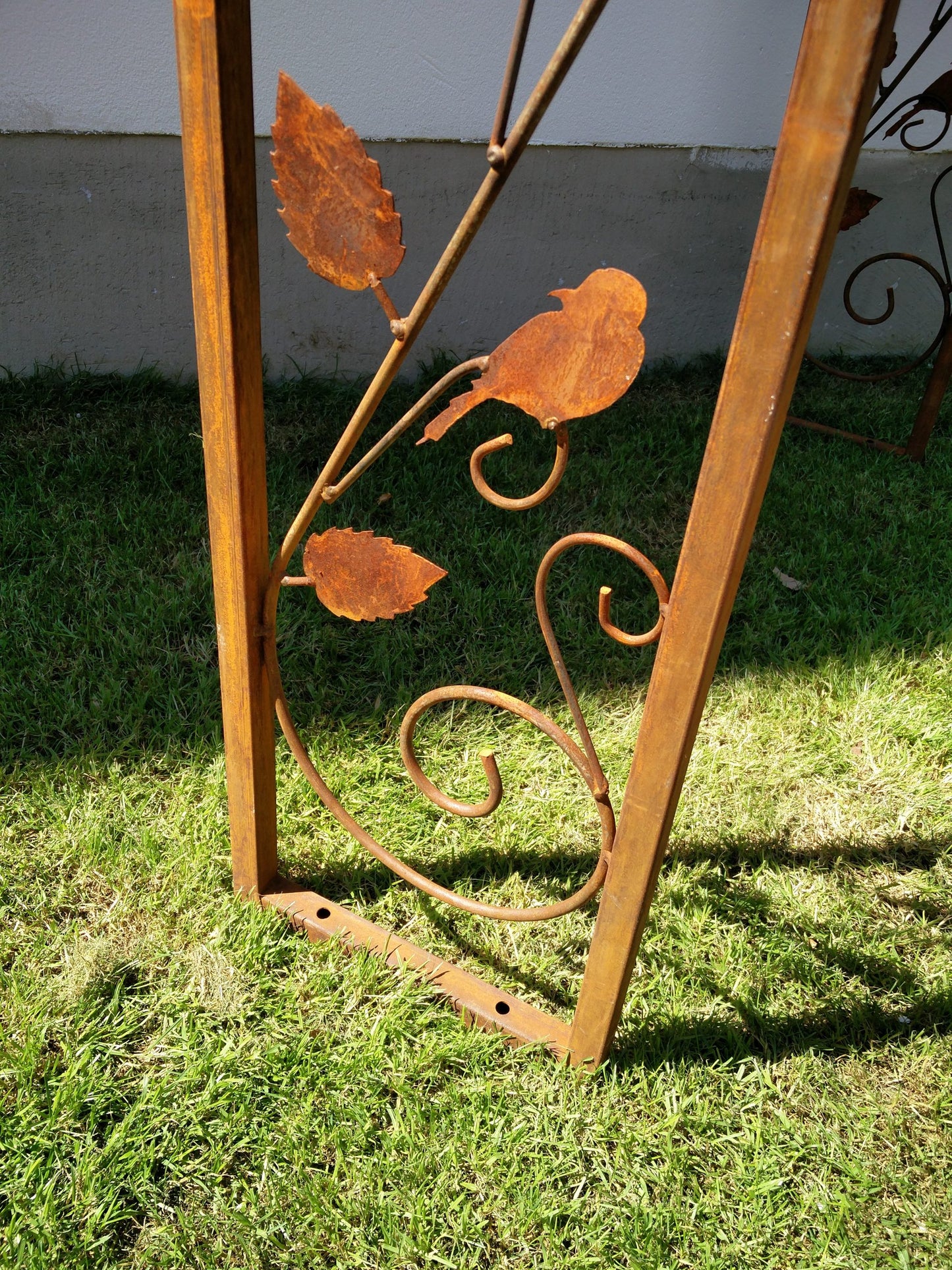 Rose arch made of rust with bird motif 031473-1