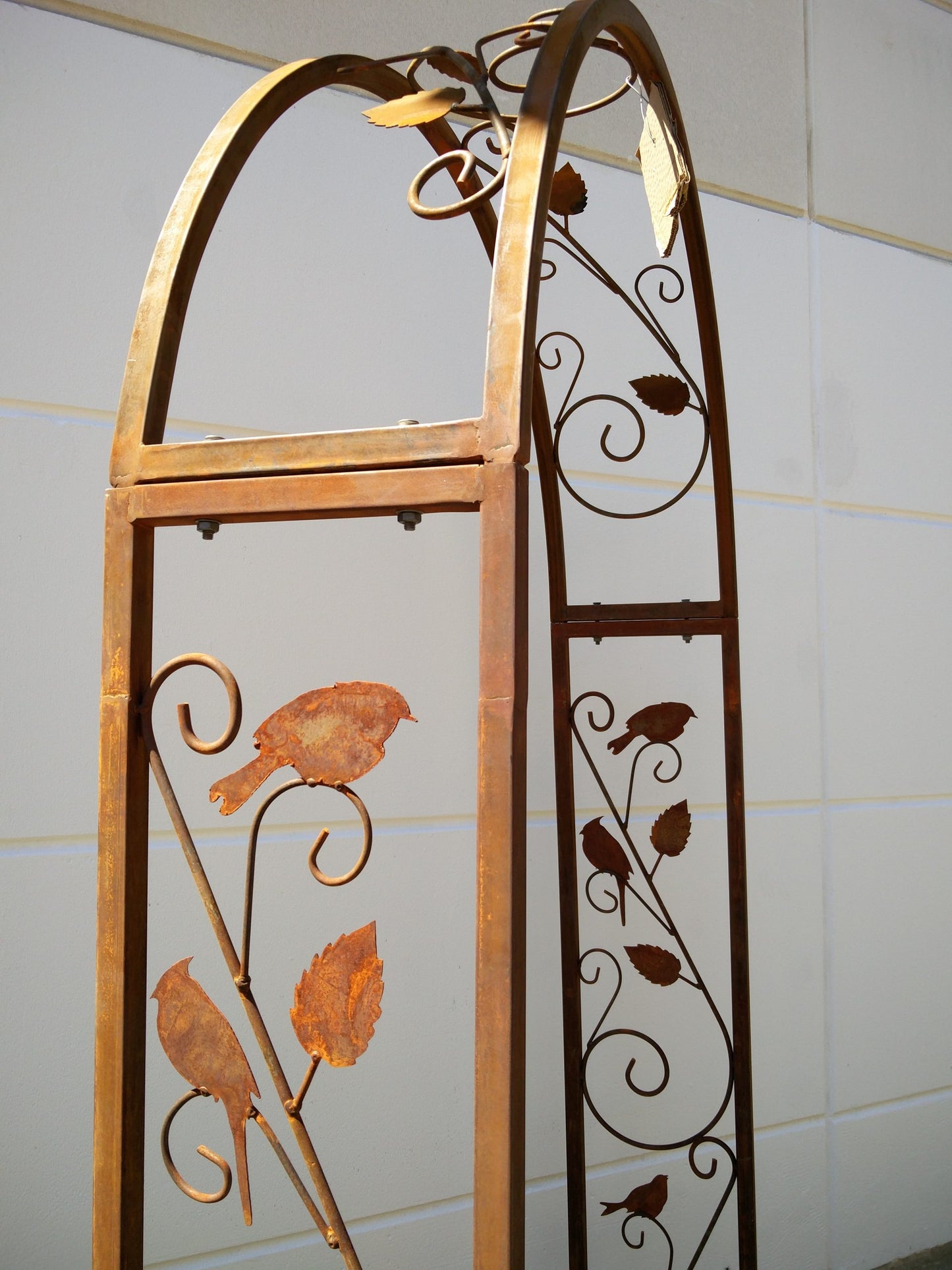 Rose arch made of rust with bird motif 031473-1