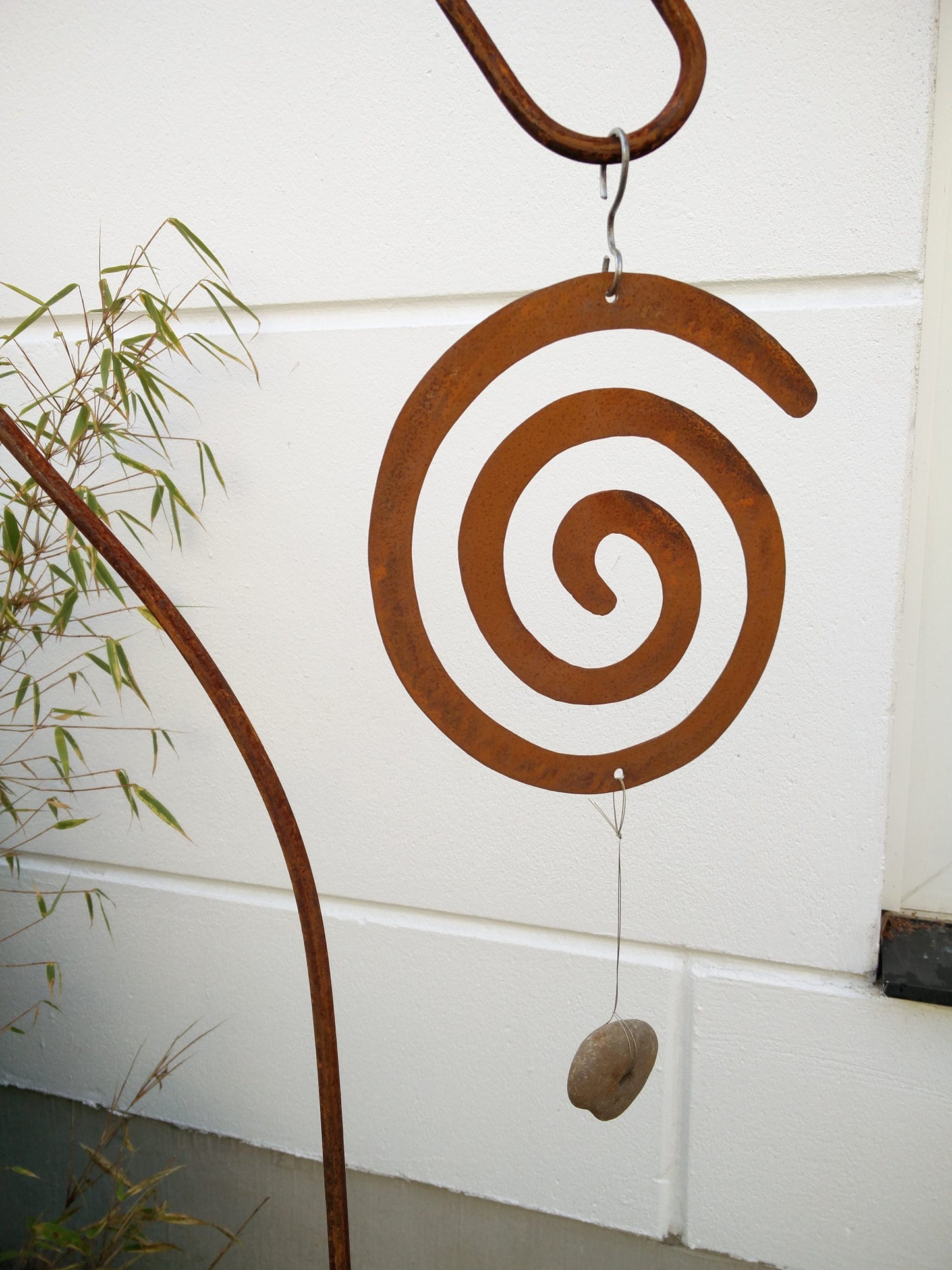 Rust metal hook plug feeding hook with spiral decoration H155cm