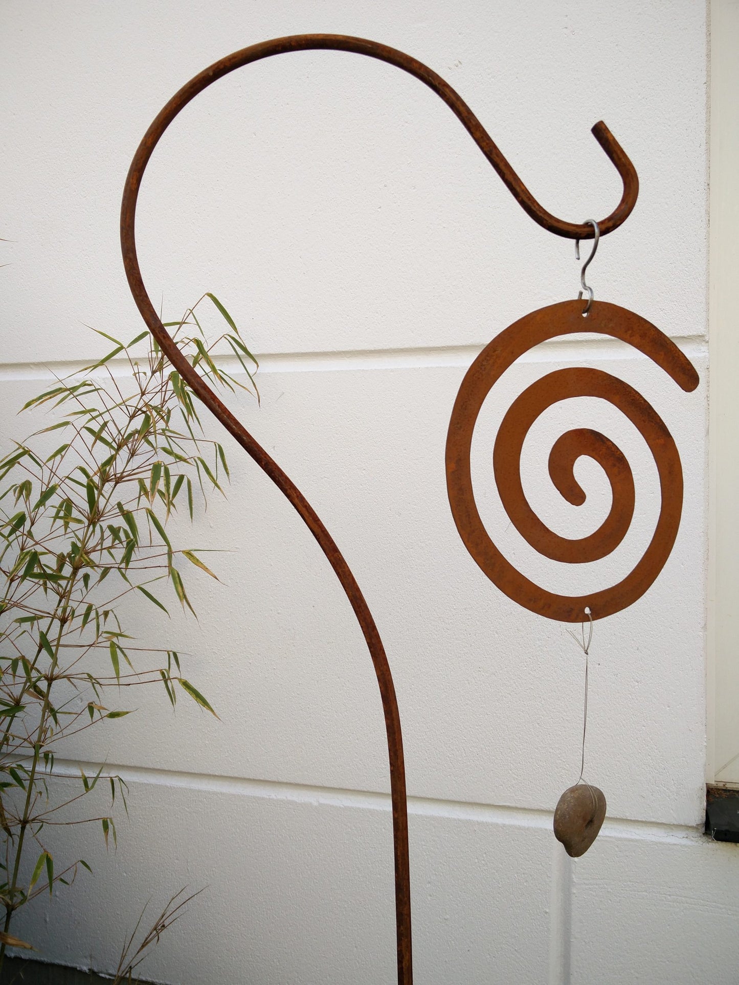 Rust metal hook plug feeding hook with spiral decoration H155cm