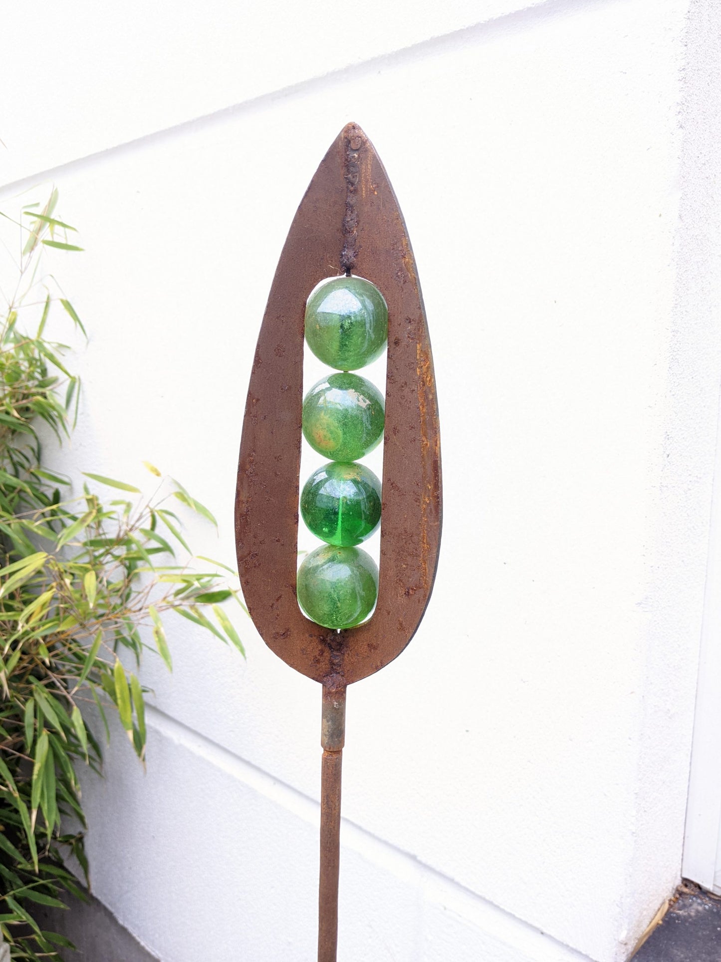 Noble rust garden stake with glass ball, garden decoration, flower bed stake spearhead H120cm