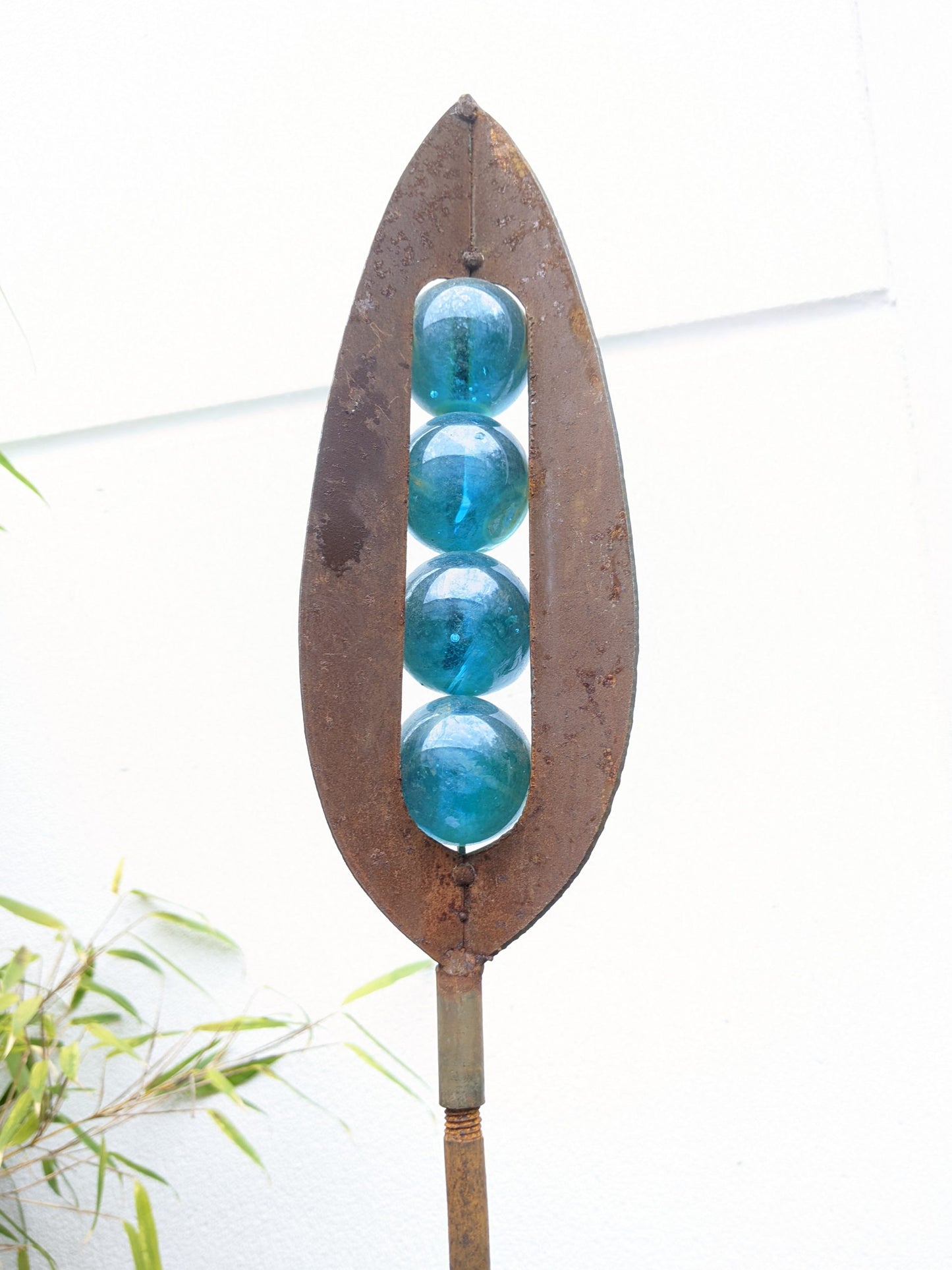 Noble rust garden stake with glass ball, garden decoration, flower bed stake spearhead H120cm