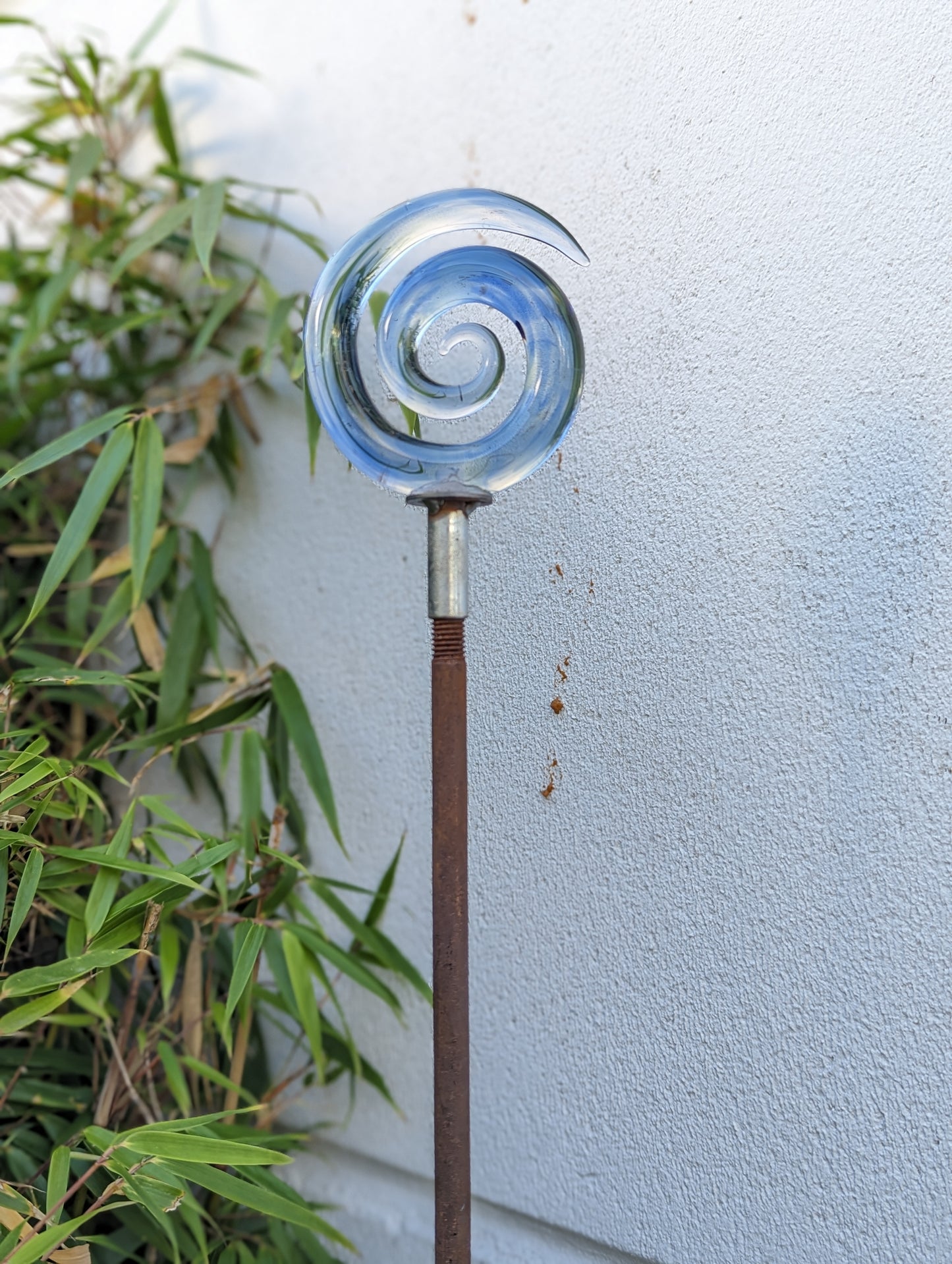 Edelrost Gartenstecker Garten Glaskugel Spirale Glasdeko blau L8H110cm