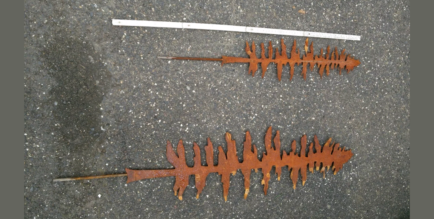 2pcs.Petroleum rust garden tree rust garden stake tree bed stake rust 100 and 70cm