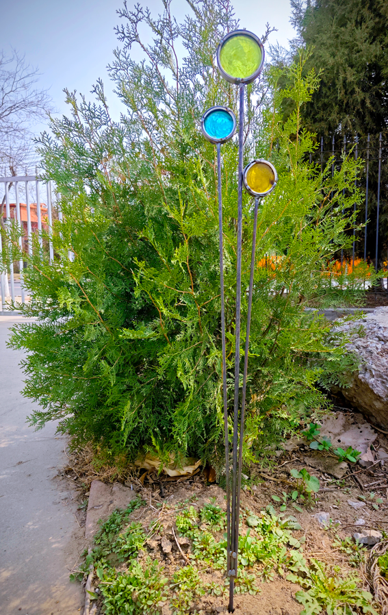 Gartenstecker Glasbaum aus Metall mit Glasdeko