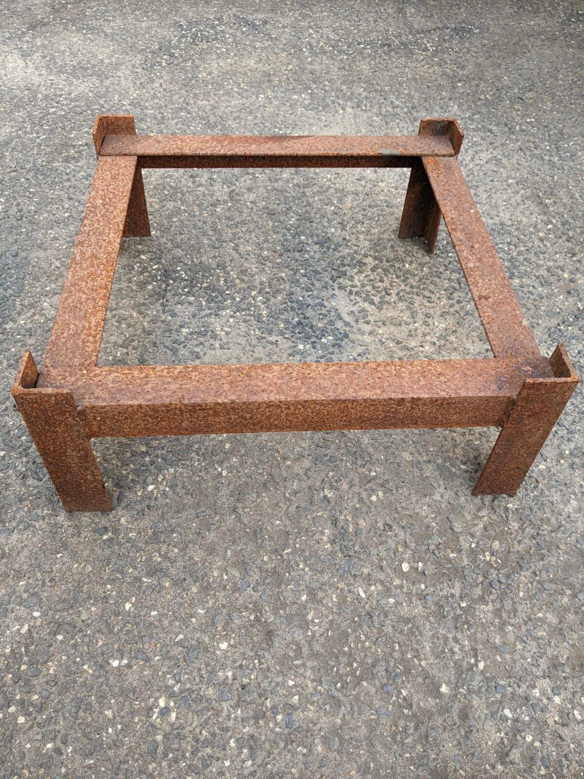 Ständer ，massives Eisen , rost