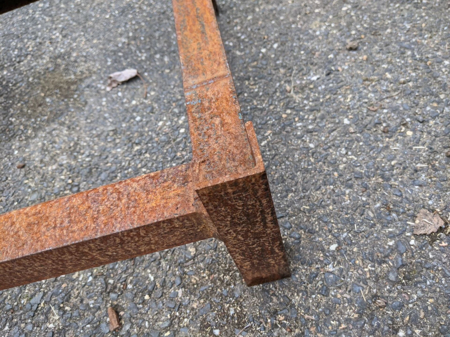 Ständer ，massives Eisen , rost