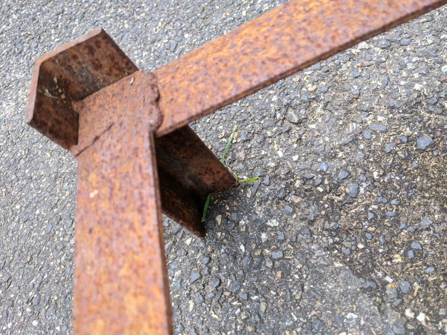 Ständer ，massives Eisen , rost