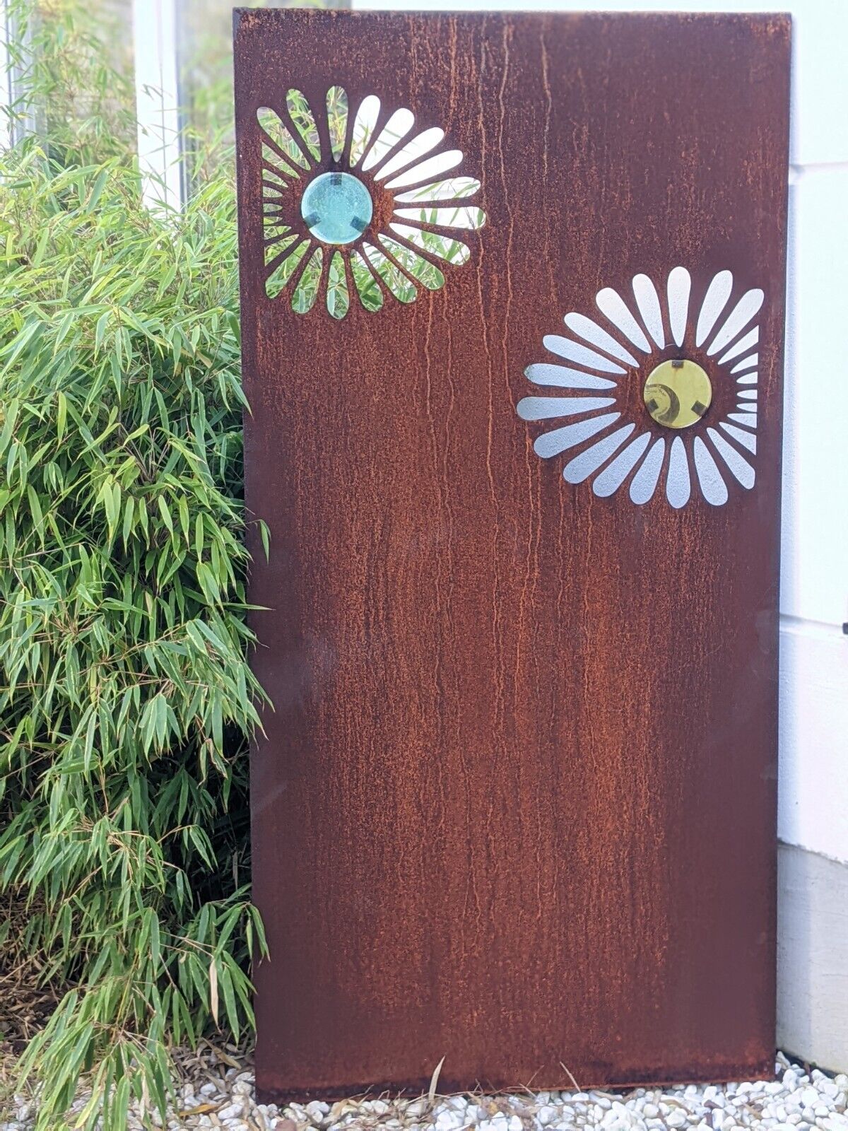 Blumen Edelrost Sichtschutzwand mit stilvollem Glas-Design